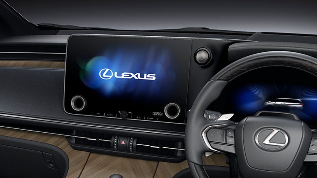 http://Lexus%20LM%20350h%207-seater%20VIP%20Smart%20Phone%20Synchronization
