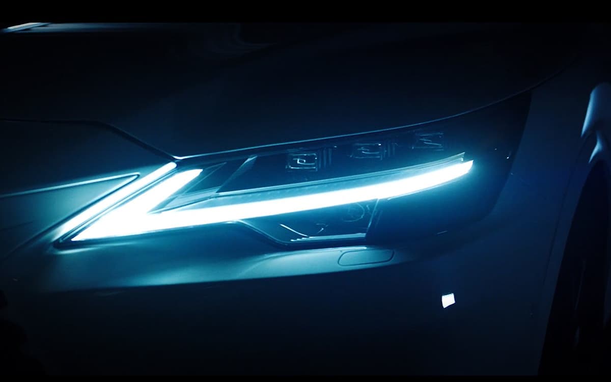 http://Lexus%20RX%20500h%20F%20Sport%20Adaptive%20High-beam%20System