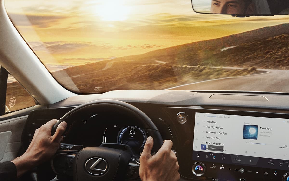 http://Lexus%20RX%20500h%20F%20Sport%20Lane%20Tracing%20Assist%20(LTA)